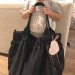このマザーズバッグは素材が柔らかく子供に当たっても気になりません
