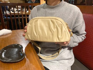 長財布が入り、家族と食事に出かけた際に場所を取らない、小さめのバッグ