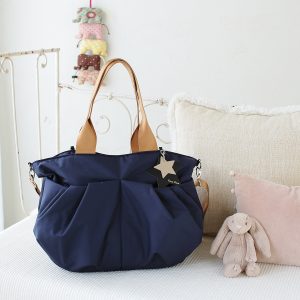 デニムで公園やきれいめで街中でも、服装に合わせやすいマザーズバッグ